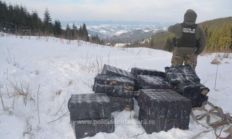 VIDEO FOTO Mii de pachete cu țigări de contrabandă, ascunse în zăpadă, au fost găsite de polițiștii de frontieră, la Ulma