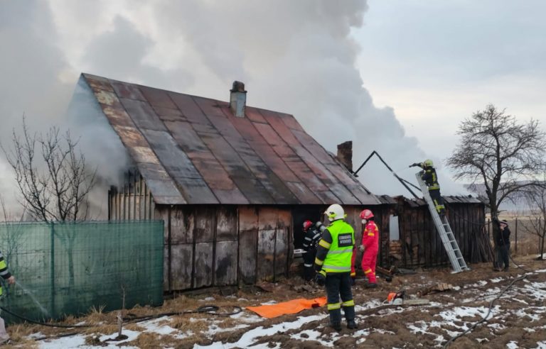 VIDEO FOTO Un bărbat din Cornu Luncii a fost găsit carbonizat în casa care i-a luat loc