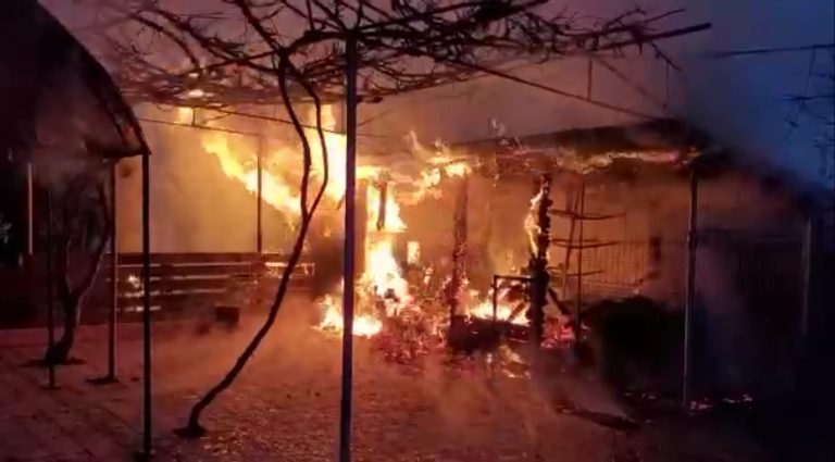 VIDEO O anexă dintr-o gospodărie din Fălticeni a fost făcută scrum de un incendiu puternic