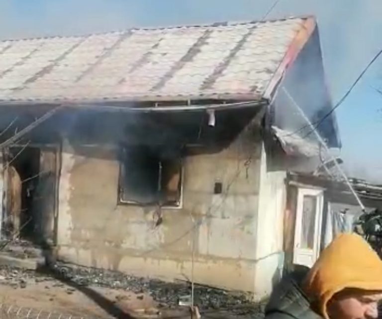 VIDEO Incendiu izbucnit la o casă din Fântânele de la jarul căzut din sobă