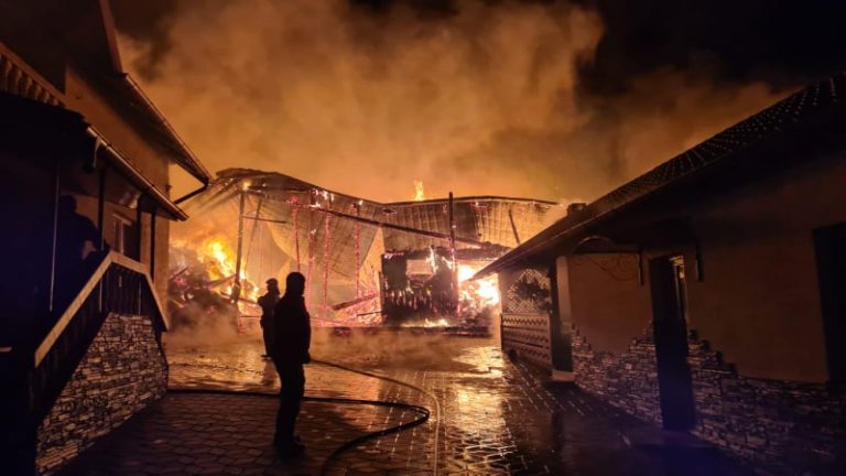 Un gater din Izvoarele Sucevei a fost mistuit de un incendiu pornit de la un scurtcircuit electric