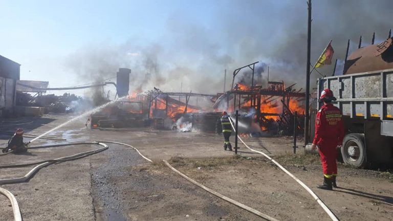 Un incendiu puternic a produs pagube însemnate la un gater din Slatina
