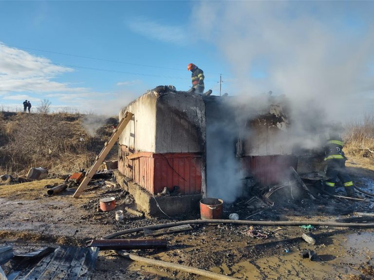 FOTO O casă din Dolhasca a luat foc de la coșul de fum deteriorat