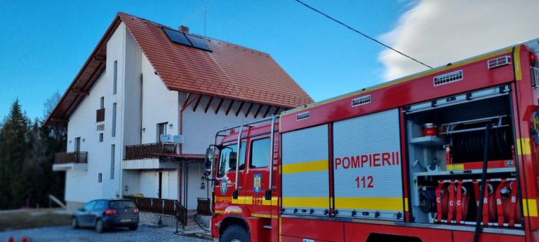 FOTO O pensiune din Șaru Dornei a fost cuprinsă de flăcări. Nouă persoane au reușit să iasă singure din interior