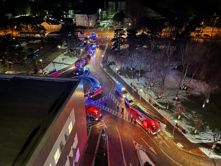 VIDEO FOTO Spitalul Județean Suceava a luat foc la miezul nopții. 329 de pacienți, printre care și 57 de nou–născuți, au fost salvați de către pompieri