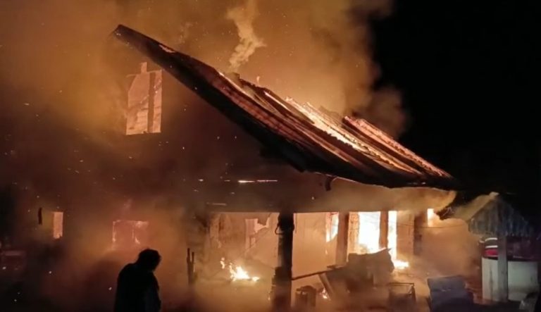 VIDEO FOTO O casă din Voitinel a fost făcută scrum de un incendiu puternic