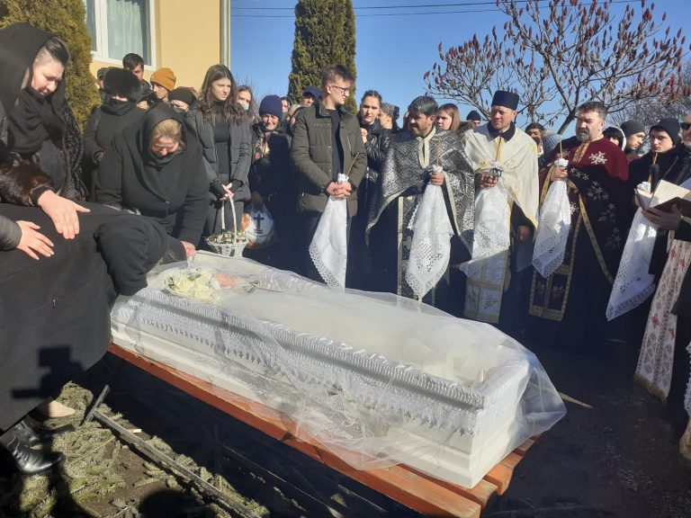 FOTO Sute de oameni au condus-o pe ultimul drum pe Andreea Horga, tânăra de 21 de ani care și-a pierdut viața în cumplitul accident de la Liteni – Moara