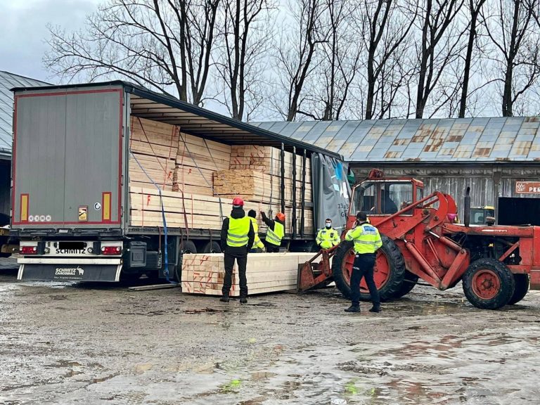 FOTO Transport ilegal de cherestea oprit de polițiști cu ajutorul echipei de activiști de mediu coordonată de Daniel Bodnar, la Câmpulung Moldovenesc