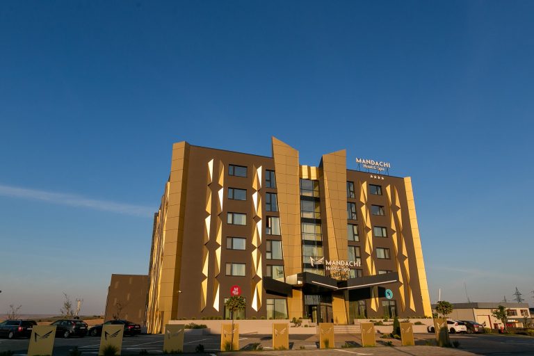 Un majorat organizat la hotelul lui Ștefan Mandachi a fost oprit de polițiști, care au trimis pe toată lumea acasă