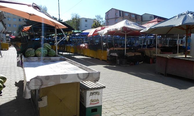 Un comerciant din Piața Mică a fost amenințat cu bătaia de către un individ beat