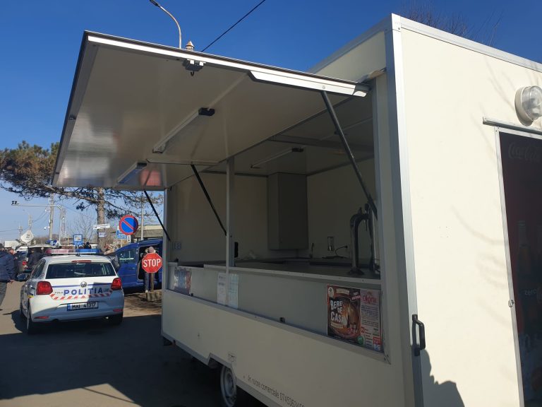 FOTO Primarul Adrian Popoiu de la Siret: „Reprezentanții Direcției de Asistență Socială pregătesc instalarea unei rulote în apropierea vămii care să ofere băuturi și gustări calde, precum și alte necesități pentru cei aflați în nevoie”