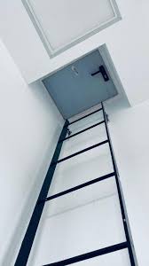 O suceveancă a ajuns la spital după ce a căzut de pe o scară