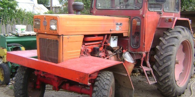 Un tractorist beat și fără permis s-a oprit cu utilajul în gardul unei gospodării din Vulturești
