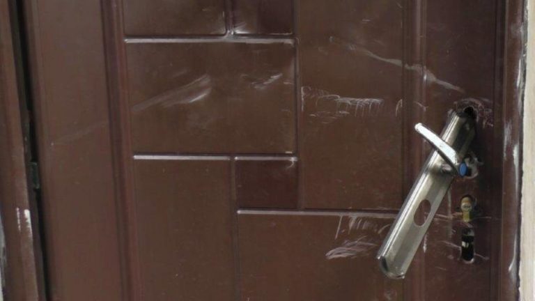 Un câmpulungean beat a băgat spaima în nepoții săi, de 5 și 11 ani, după ce le-a distrus ușa de la casă și i-a amenințat cu bătaia