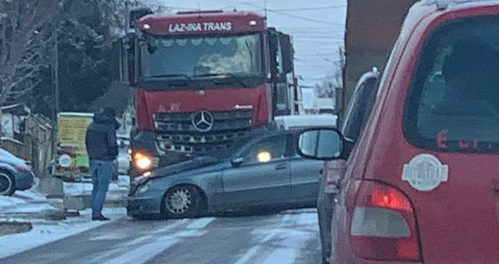 Un șofer a ajuns cu mașina sub un TIR după ce a derapat în timp ce îl depășea, la Salcea