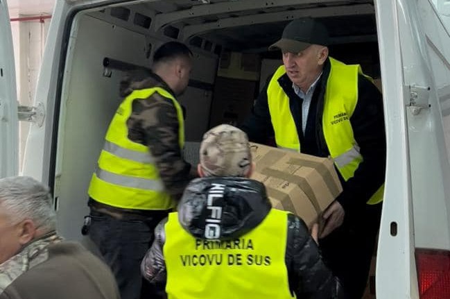 FOTO Primarul Vasile Iliuț de la Vicovu de Sus a însoțit la Cernăuți un convoi umanitar cu peste 20 de tone de alimente, îmbrăcăminte și produse de igienă: „Mii de mulțumiri celor care au contribuit la această donație”