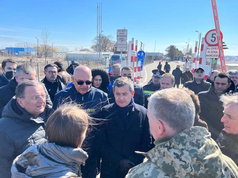 VIDEO FOTO Ministrul de Interne francez a vizitat Vama Siret și tabăra de refugiați de la Siret: „Toate persoanele vor avea acces la îngrijire medicală, la şcolarizarea copiilor, autorizare pentru a munci şi la asigurări sociale”
