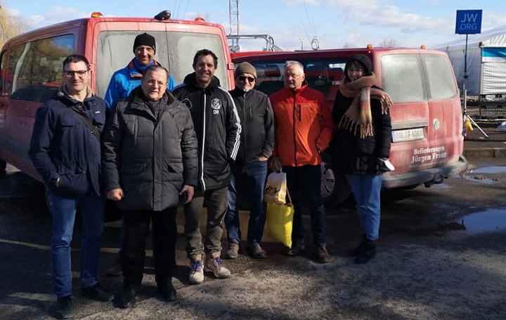 FOTO Trei ambulanțe și un microbuz au fost trimise din zona Schwaben în Vama Siret pentru a prelua 11 copii și șase mame ale acestora pentru a fi transportați la tratament în Germania