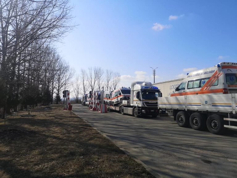 FOTO Opt dintre cele 22 de ambulanțe trimise de Italia către Ucraina au trecut astăzi prin Vama Siret
