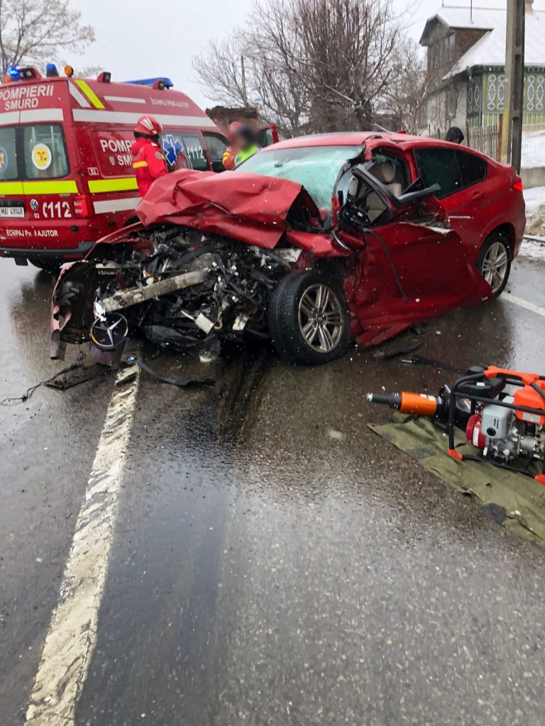 FOTO Accident produs între un camion și o mașină, la Ilișești. O femeie a ajuns la spital