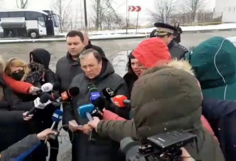 VIDEO Un convoi militar format din 12 TIR-uri pline cu ajutoare a plecat din Vama Siret către Cernăuți: „Continuăm sprijinul pentru Ucraina”