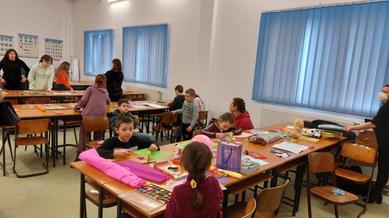 FOTO Loc de joacă amenajat pentru cei 25 de copii cazați în tabăra provizorie de la Liceul Tehnologic „Lațcu Vodă” Siret