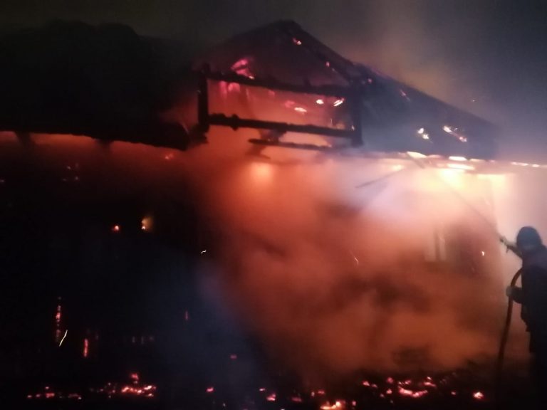 FOTO Incendiu izbucnit la o casă din Boroaia de la coșul de fum