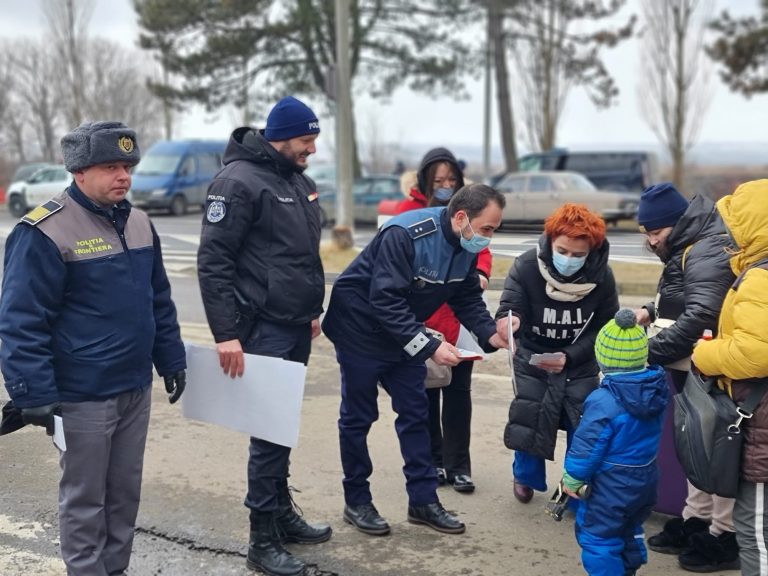FOTO Campanie de prevenire a traficului de persoane desfășurată de polițiști în Vama Siret, taberele de refugiați, Gara Burdujeni și Aeroportul „Ștefan cel Mare” Suceava