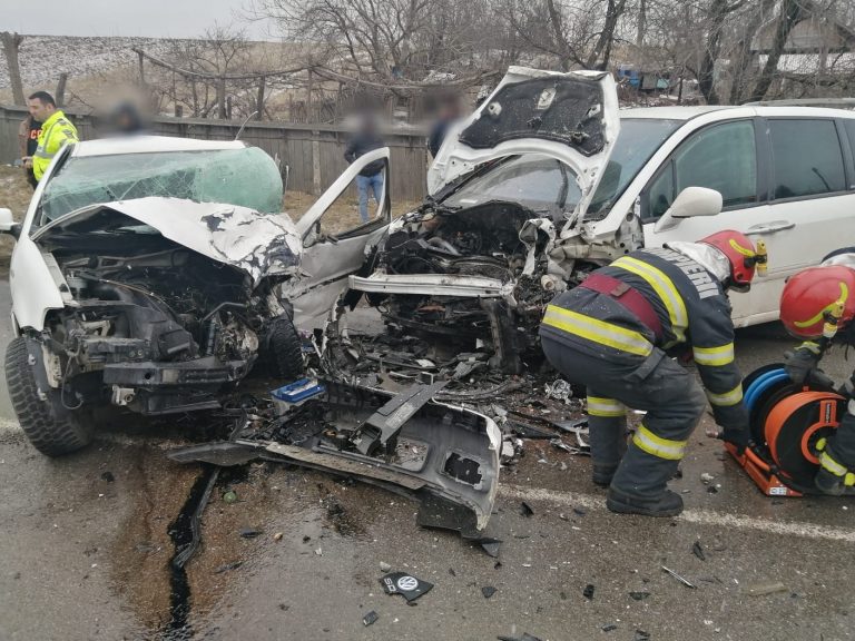 FOTO Un șofer și-a pierdut viața după ce s-a angajat în depășirea unei coloane de mașini într-o zonă cu linie continuă și fără vizibilitate, la ieșire din Fălticeni spre Preutești