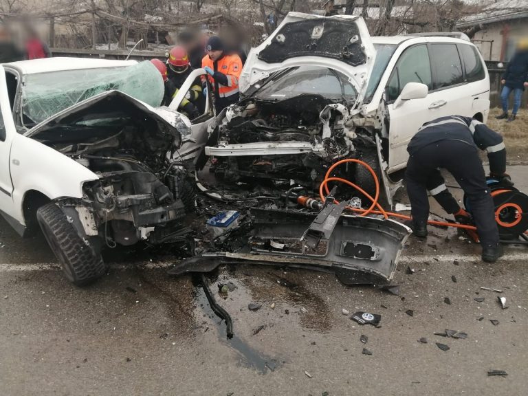 FOTO Grav accident de circulație produs la ieșire din Fălticeni spre Preutești. Un bărbat a fost scos inconștient dintre fiarele contorsionate ale mașinii sale