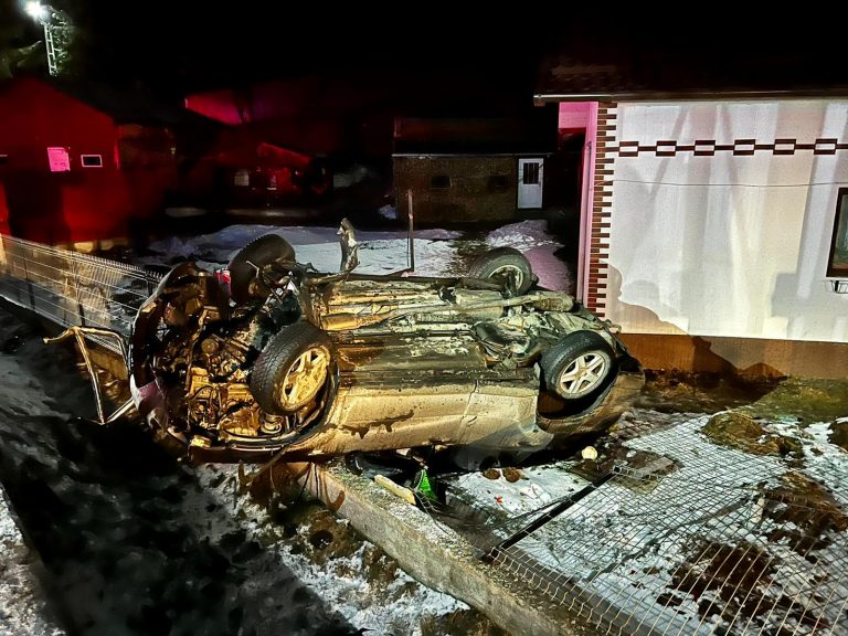 FOTO Șoferița care s-a răsturnat cu mașina la Broșteni avea o alcoolemie de 0,84 mg/l