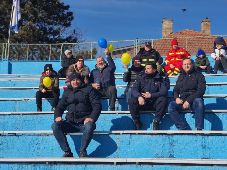 FOTO Refugiații din Rădăuți au mers pe stadion la meciul de fotbal jucat de echipa locală Bucovina cu Hușana Huși