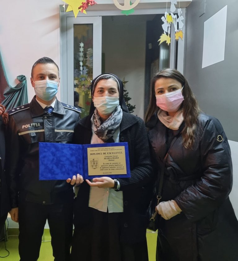 Diplomă de excelență oferită de polițiști și Asociația Restart Plus Centrului Social Maria Ward din Rădăuți