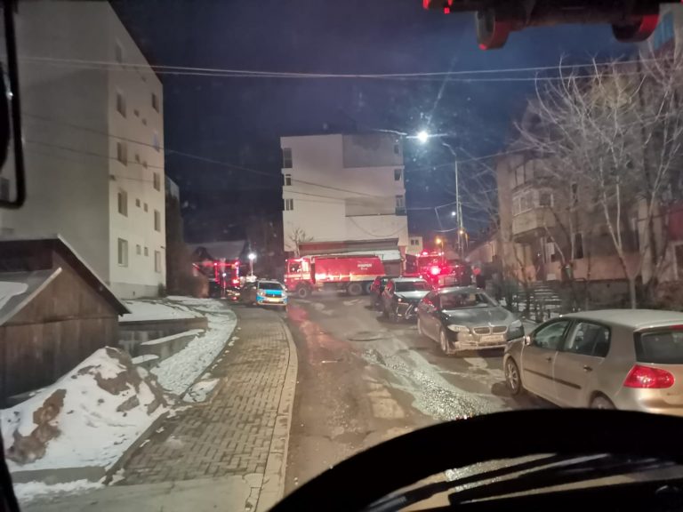 FOTO Incendiu izbucnit la mansarda unui bloc de locuințe din Vatra Dornei