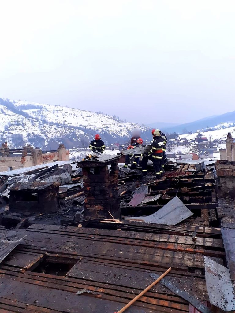 FOTO 60 de persoane au fost evacuate dintr-un bloc din Ostra care a fost cuprins de un incendiu