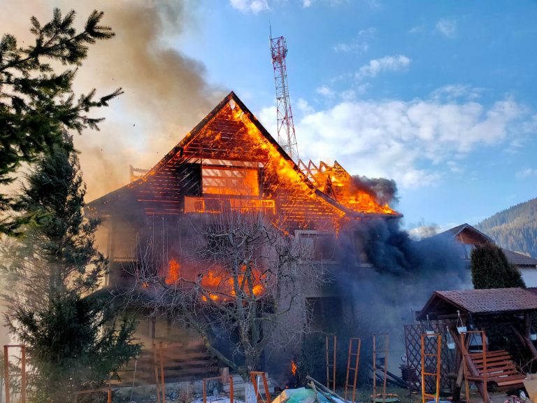 FOTO O casă din Vama a fost distrusă de un incendiu puternic