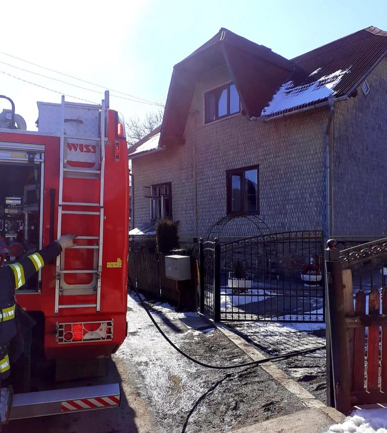 FOTO Un bătrân din Câmpulung Moldovenesc a murit ars de viu după ce patul în care dormea a luat foc de la o țigară