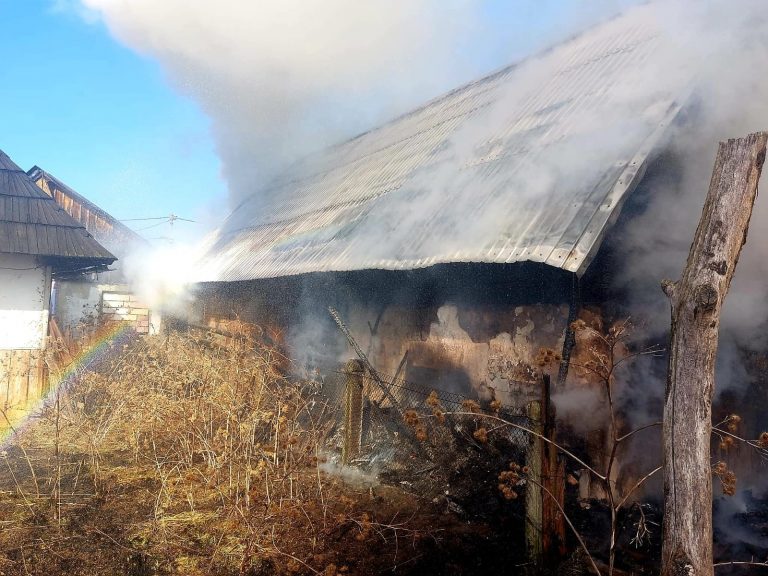 FOTO Un grajd dintr-o gospodărie din Bilca a luat foc de la un incendiu de igienizare
