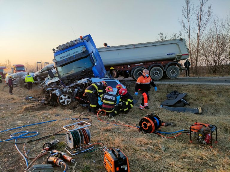 VIDEO FOTO Șoferița care a murit în accidentul de la Cornu Luncii a pătruns cu mașina pe contrasens și s-a izbit într-un TIR