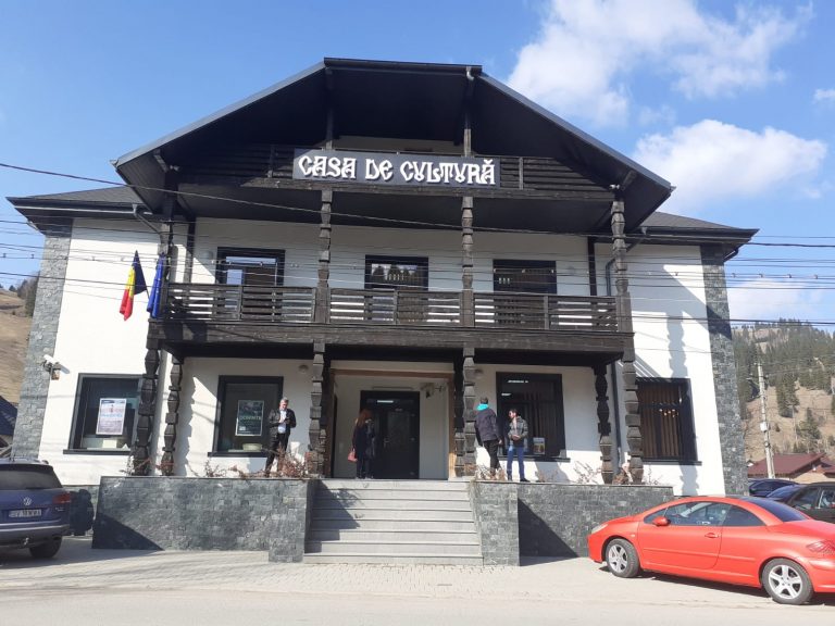 FOTO Casa de Cultură din Fundu Moldovei a fost sfințită de un sobor de cinci preoți: „Se simțea nevoia să facem alt pas, să facem cultură la un alt nivel”