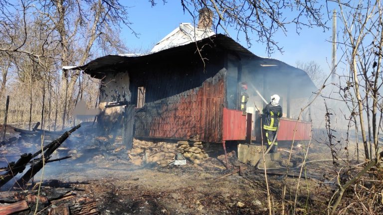 FOTO Incendiul izbucnit într-o gospodărie din Pârteștii de Jos a pornit de la un foc de igienizare