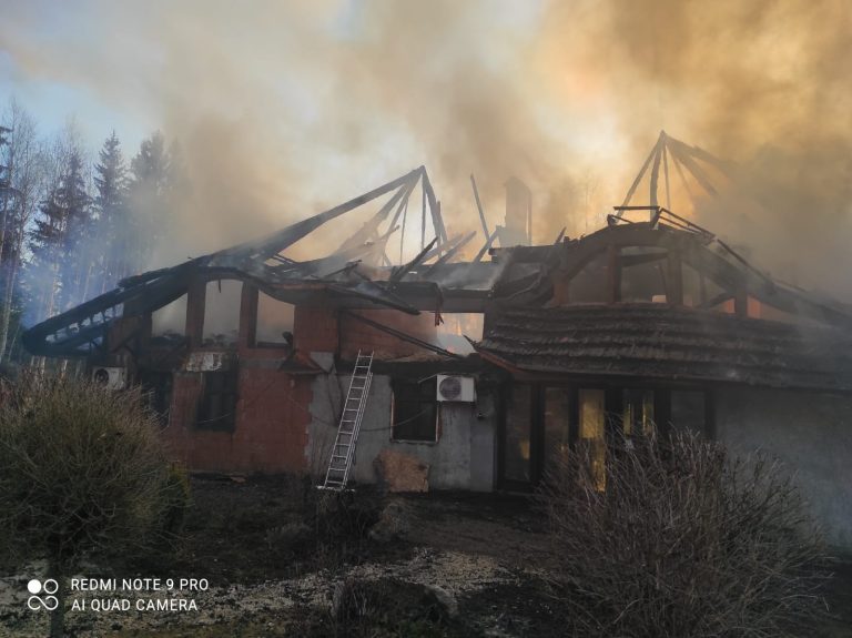 UPDATE FOTO Incendiul de la fabrica de lapte din Șaru Dornei a izbucnit de la coșul de fum fără sită