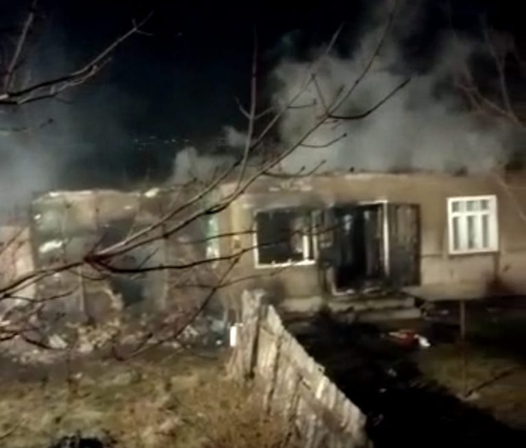 VIDEO Un bărbat din Liteni a murit ars de viu după ce i-a luat foc casa