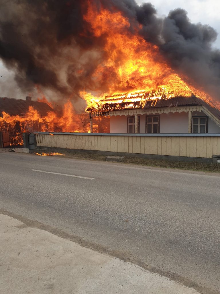 FOTO Incendiu de proporții izbucnit într-o gospodărie din Capu Câmpului. O femeie a ajuns la spital