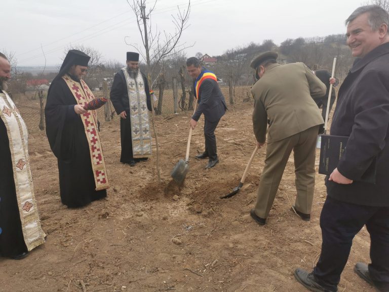 FOTO 16 „Stejari ai Memoriei” au fost plantați la Capela „Înălțarea Domnului” a Eroilor Neamului din Udești: „Ne străduim să cultivăm în sufletele elevilor noștri, patriotismul, onoarea, demnitatea, credința strămoșească și respectul față de înaintași”