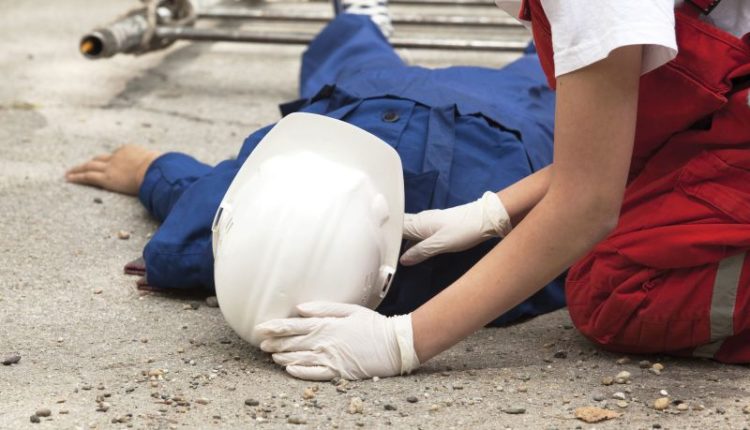 Un muncitor a ajuns la spital după ce a căzut de pe o schelă, la Rădăuți