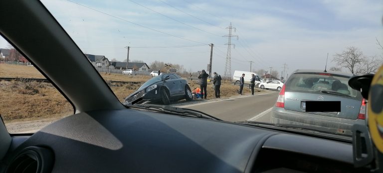 FOTO O tânără care stătea la ocazie a fost lovită de un autoturism care a evitat impactul cu o altă mașină, la Horodnic de Jos