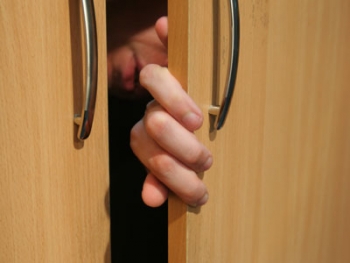Un hoț din Suceava s-a ascuns în dulap de polițiștii care îl căutau pentru a-l duce la Penitenciarul Botoșani