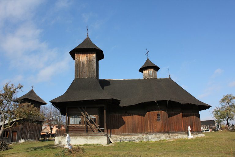 CJ Suceava și Arhiepiscopia Sucevei și Rădăuților au încheiat un parteneriat pentru restaurarea a zece mănăstiri și biserici de lemn din județ
