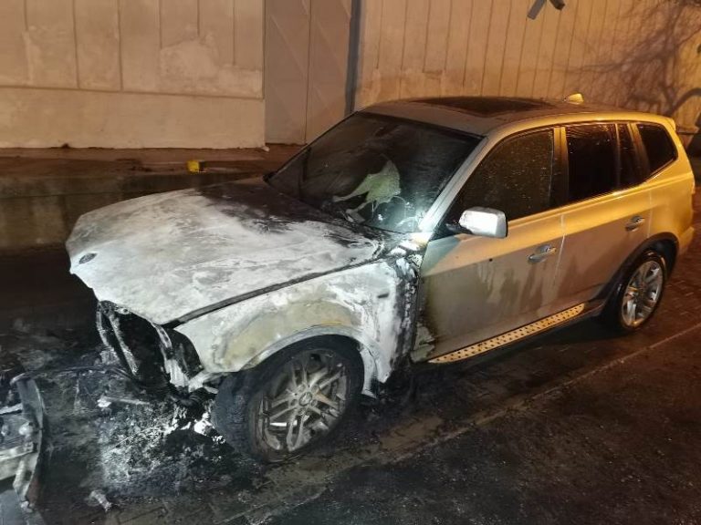Un BMW X3 a luat foc la Udești